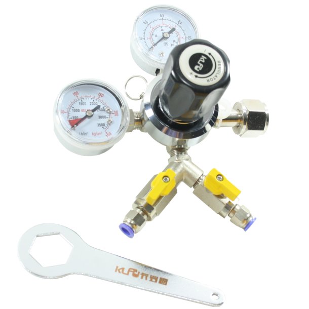Regulator med 2 trykmler og 2 x 8mm push fit